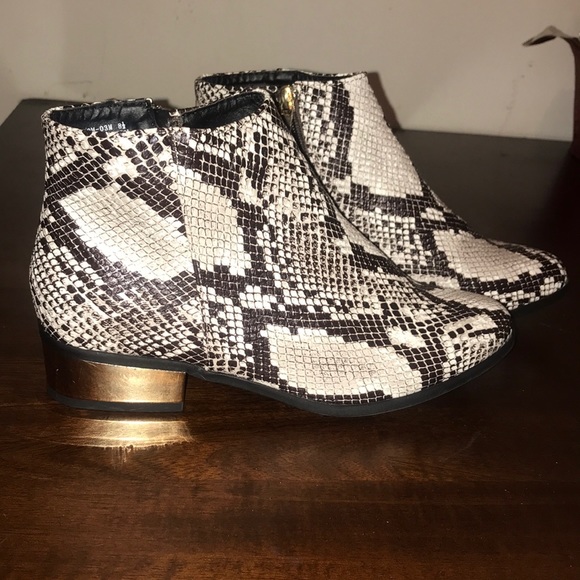Snakeskin colored gold heeled booties - Picture 1 of 8
